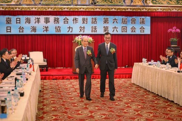 El presidente de la Asociación para las Relaciones entre Taiwán y Japón, Su Jia-chyuan (derecha), camina de la mano del presidente de la Asociación de Intercambios entre Japón y Taiwán, Mitsuo Ohashi, en el sexto diálogo de cooperación marítima Taiwán-Japón, celebrado el 26 de agosto en la ciudad de Taipéi. (Foto de CNA)