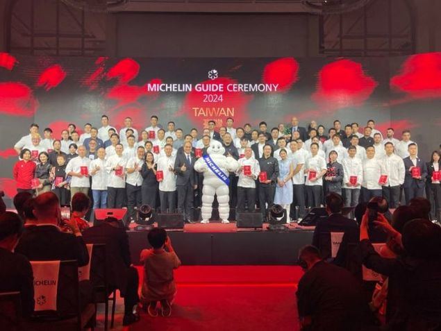 Funcionarios y representantes de restaurantes se unen a la mascota Michelin para revelar la Guía Michelin de Taiwán 2024 el 27 de agosto en la ciudad de Taipéi. (Foto de CNA)