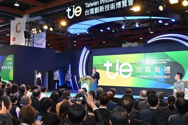 El primer ministro Cho Jung-tai (en el escenario) pronuncia el discurso inaugural de la Taiwan Innotech Expo, el 17 de octubre en el Centro del Comercio Mundial de Taipéi. (Foto cortesía del Yuan Ejecutivo)