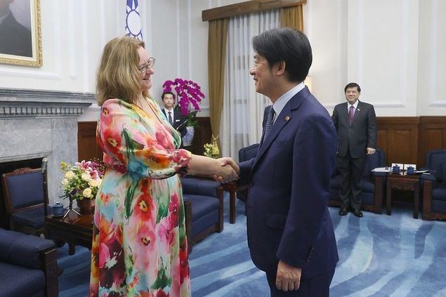El presidente Lai Ching-te (derecha) saluda a Aukje de Vries, presidenta del Comité de Comercio Exterior y Desarrollo de la Cámara de Representantes de los Países Bajos, y a su delegación el 1 de noviembre en la Oficina Presidencial de Taipéi. (Foto cortesía de la Oficina Presidencial)