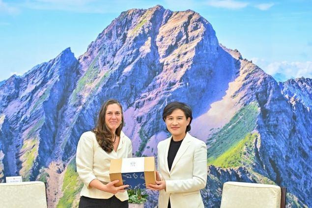 La vice primera ministra Cheng Li-chiun (derecha) recibe a Maya Yaron, responsable de la Oficina Económica y Cultural de Israel en Taipéi, el 7 de enero en la capital. (Foto cortesía del Yuan Ejecutivo)