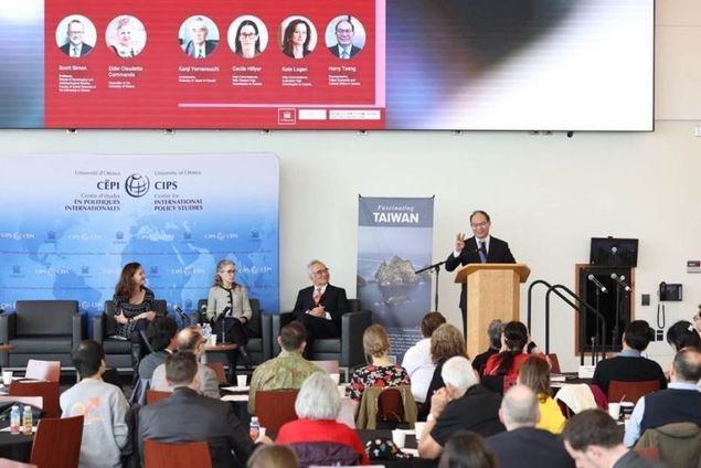 El embajador Harry Ho-jen Tseng (en el podio), de la Oficina Económica y Cultural de Taipéi en Canadá, pronunció las palabras de apertura en el taller sobre la prosperidad de los pueblos indígenas en la región Indo-Pacífico, bajo el Marco Global de Cooperación y Capacitación, el 8 de abril en Ottawa, Canadá. (Foto del MOFA)