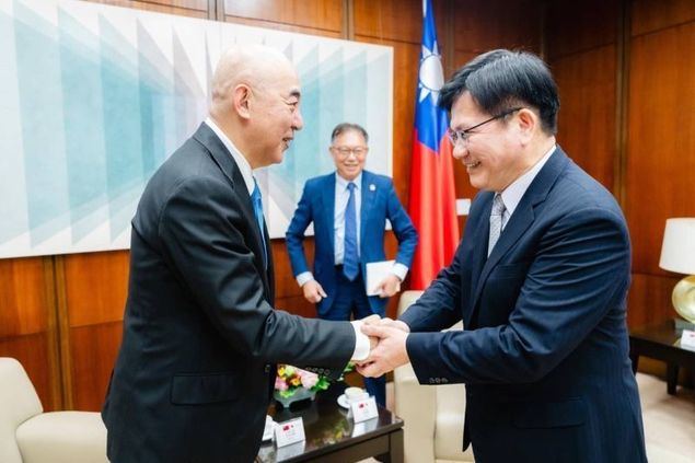 El ministro de Relaciones Exteriores, Lin Chia-lung (frente, derecha), estrecha la mano con el líder del Partido Conservador de Japón, Naoki Hyakuta (frente, izquierda), el 18 de abril en la ciudad de Taipéi. (Foto del MOFA)