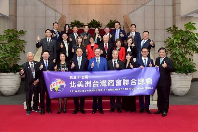 El primer ministro Cho Jung-tai (al frente, en el centro) posa acompañado por miembros de las Cámaras de Comercio Taiwanesas de América del Norte, haciendo un gesto de aprobación el 21 de abril en el Yuan Ejecutivo, en la ciudad de Taipéi. (Foto cortesía del Yuan Ejecutivo)