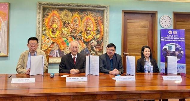 El director del Centro Nacional de Ciencia y Tecnología para la Reducción de Desastres, Hongey Chen (segundo por la izquierda), y el alcalde de la ciudad de Iloilo, Jerry P. Treñas (segundo por la derecha), firmaron el 10 de junio en Filipinas un acuerdo sobre dispositivos de alerta temprana de terremotos con pluviómetros automáticos. (Foto cortesía del NSTC)