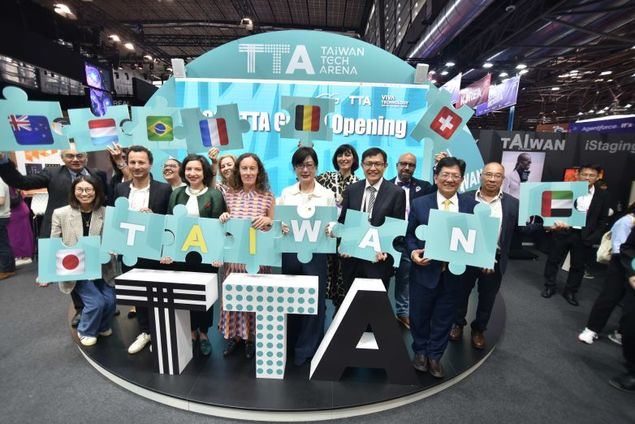 La embajadora Hao Pei-chih (primera fila, tercera a la derecha), de la Oficina de Representación de Taipéi en Francia; la directora de Alianzas Globales y Asuntos Públicos de VivaTech, Julie Lamandé (primera fila, al centro), y otros invitados de honor mostraron su apoyo durante la ceremonia de inauguración del Pabellón de Taiwán el 11 de junio en París. (Foto cortesía del Consejo Nacional de Ciencia y Tecnología)