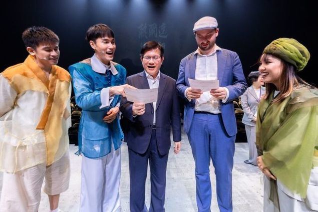 El ministro de Relaciones Exteriores, Lin Chia-lung (centro), se une a artistas de Zeelandia y a un miembro de un grupo de medios de comunicación europeo para interpretar una canción tradicional de la tribu indígena siraya de Taiwán el 19 de junio en el Centro de Artes Escénicas de Taipéi, en la capital. (Foto del MOFA)