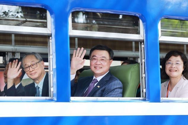 El primer ministro Cho Jung-tai (centro); y el ministro de Cultura, Lee Yuan (primero a la izquierda) dan un paseo en un tren diésel restaurado en el Museo Nacional del Ferrocarril, el 30 de julio en la ciudad de Taipéi. (Foto cortesía del Ministerio de Cultura)