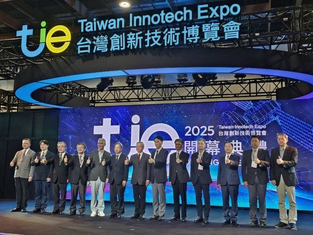 Altos funcionarios del Gobierno dan el visto bueno en la ceremonia inaugural de la Taiwan Innotech Expo 2025, realizada el 16 de octubre en la ciudad de Taipéi. (Foto cortesía del Ministerio de Economía)