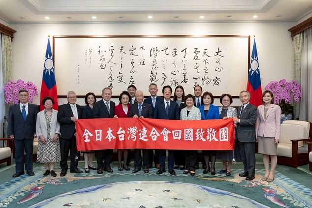 El presidente Lai Ching-te (al frente, sexto desde la derecha) posa junto a los miembros de la Unión de Taiwaneses en Todo Japón el 6 de noviembre en la Oficina Presidencial, en Taipéi. (Foto cortesía de la Oficina Presidencial)