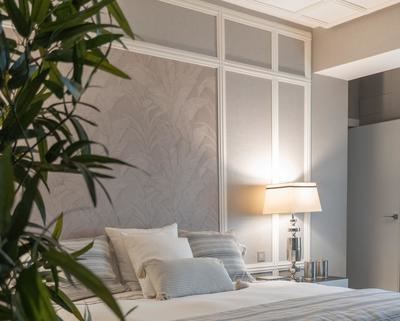 La elegancia se sube por las paredes con molduras y paredes de madera