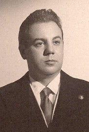 Nuestro Fundador, el economista, periodista y escritor, José Luis Barceló Fernández de la Mora (Madrid el 30 de marzo de 1922, + Madrid, 15 de julio de 1991). Fue Director-Fundador desde 1946 hasta 1991.