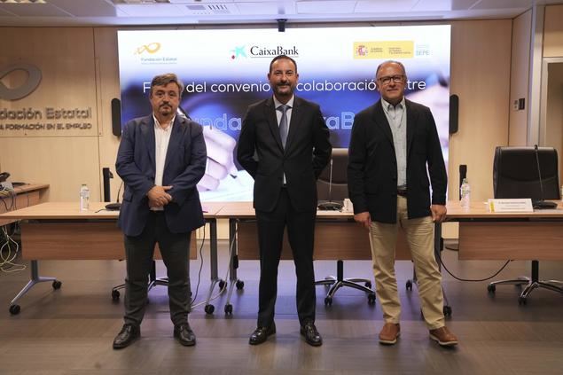 Firma del convenio con Antonio de Luis, director gerente de la Fundación Estatal para la Formación en el Empleo; David López Puig, director de Recursos Humanos de CaixaBank, y Gerardo Gutiérrez, director general del Servicio Público de Empleo Estatal.