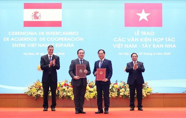 El primer ministro de Vietnam Pham Minh Chinh y el presidente del gobierno de España Pedro Sánchez, presenciaron la ceremonia de entrega del Memorando de Entendimiento sobre cooperación y consulta política entre el Ministerio de Asuntos Exteriores de Vietnam y el Ministerio de Asuntos Exteriores, Unión Europea y Cooperación de España. (Foto: Hai Nguyen).