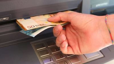 Más de la mitad de los españoles se ha quedado sin poder sacar dinero por falta de cajeros o puntos de acceso