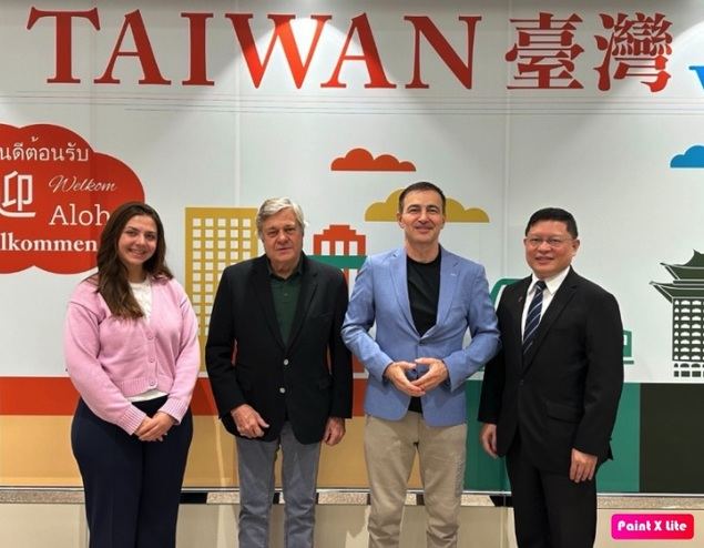 Un funcionario del MOFA da la bienvenida a Andrey Kovatchev (segundo a la derecha) el 30 de octubre en el Aeropuerto Internacional de Taoyuan. (Foto del MOFA)