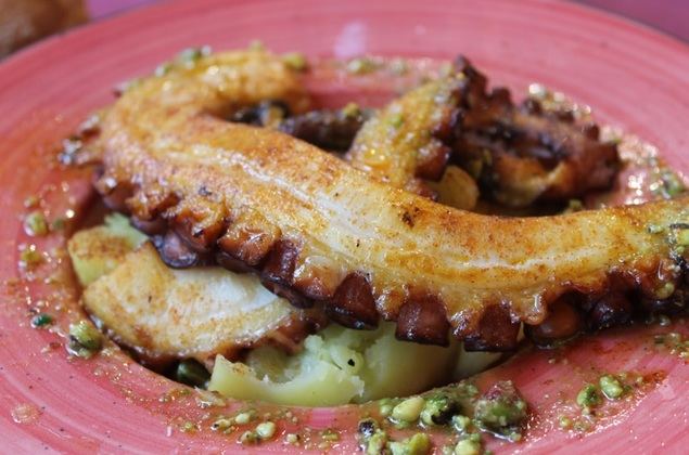 El restaurante del Ancla del Lago rinde homenaje a uno de los elementos referentes en Madrid: El Ancla de la Casa de Campo