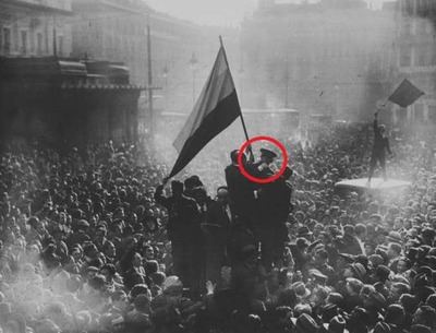 El hombre que aparece rodeado por un círculo rojo es Pedro Mohíno, ilusionado con la proclamación de la República: es un símbolo de lo que ocurrió después porque fue fusilado por la propia República, como tantos otros.