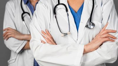 La nueva generación de médicos se planta: el 94% sufre estrés y exige acabar con el “sacrificio absoluto” para priorizar salud mental y conciliación