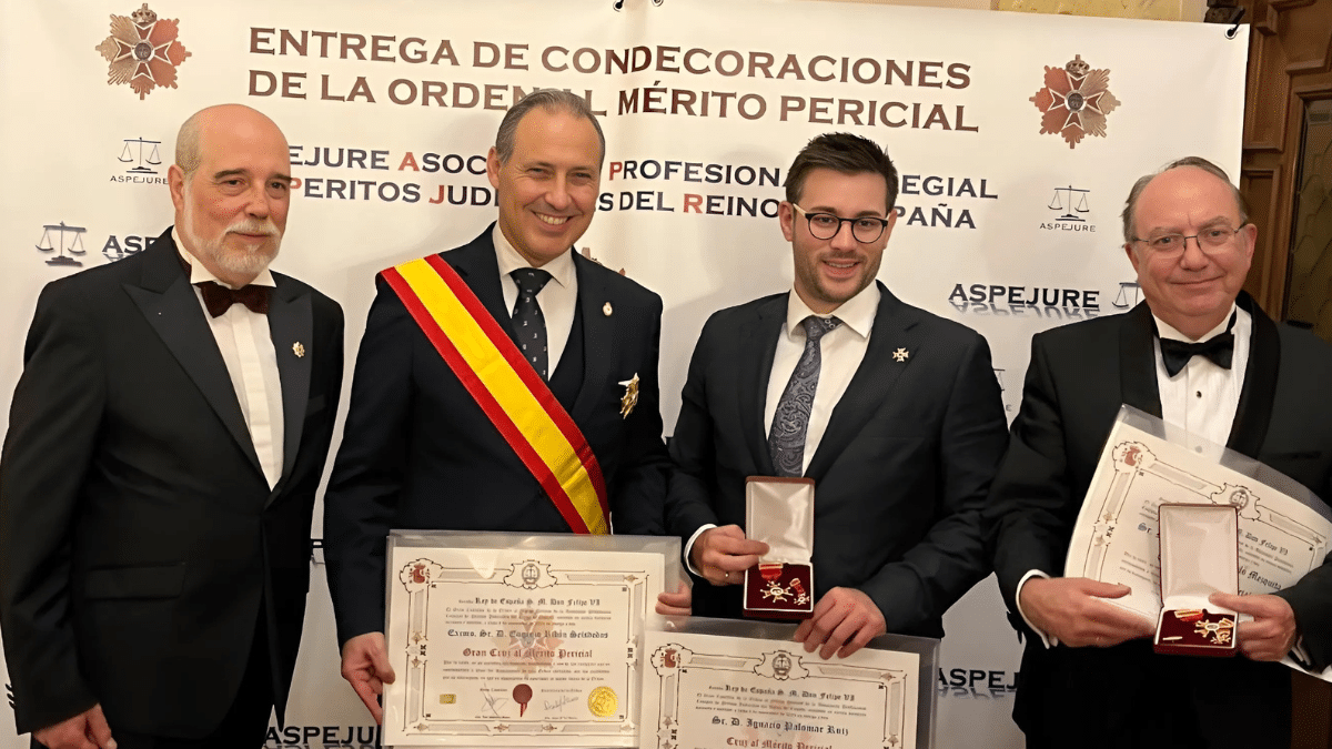De izquierda a derecho: D.Carlos Sesma Alcón, de la Asociación Pericial del Reino de España; el invitado de honor y Decano de la Abogacía, D. Eugenio Ribón; El galardonado D. Ignacio Palomar Ruiz, abogado y perito; y el también galardonado D. José Luis Barceló.
