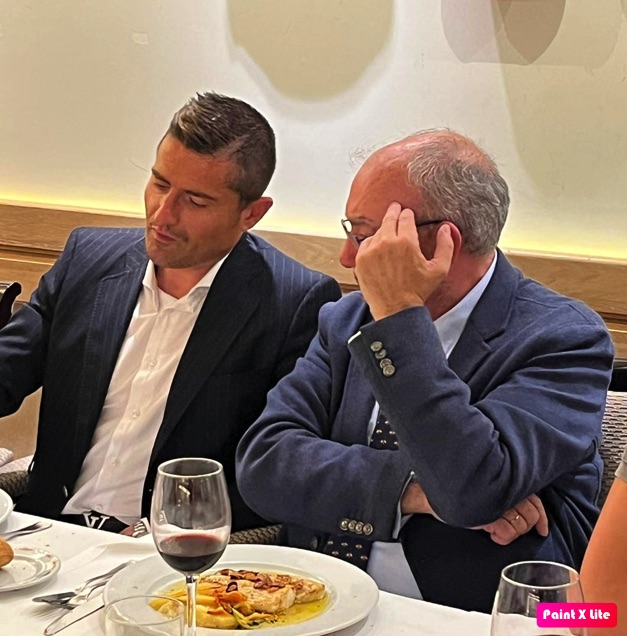 El Presidente del Grupo 'El Mundo Financiero', Alfonso Merlos, departe con el Director del diario, José Luis Barceló, durante un momento del almuerzo. 