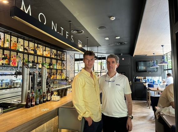 Padre e hijo, Daniel y Jose Espasandín; en el restaurante Montes de Galicia