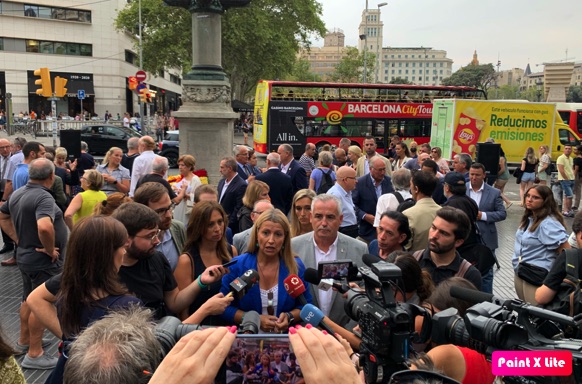 Eva Parera, líder de Valents, compareciendo ante los medios de comunicación.