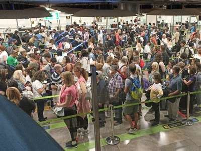 Crece el caos originado en la T4 del aeropuerto de Barajas por la falta de personal en el control de pasaportes