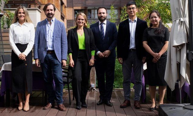 NI HAO Conecta. Laura González Escallada, presidenta NI HAO CONECTA, Arturo de las Heras, presidente Grupo Educativo CEF - UDIMA, Loreto Sordo, concejala de los distritos de Moncloa-Aravaca y Usera, Ángel Niño, concejal de Innovación y Emprendimiento del Ayuntamiento de Madrid, Chen Jianxin, presidente Asociación de Chinos en España y Julia Zhou, presidenta del Grupo Mandarín.