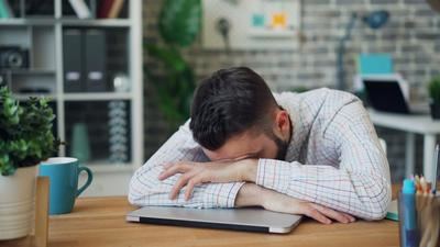 El debate sobre el absentismo pone el foco en las consecuencias, pero ¿qué lleva realmente a una persona a faltar al trabajo?