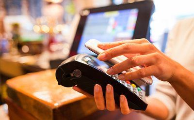 Guerra por el cliente en banca: datos, inteligencia y geolocalización frente a la subida de tipos