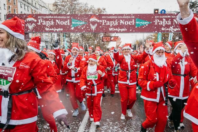 11.000 Papás, Mamás Noel y Elfos conquistan las calles de Madrid con récord de participación