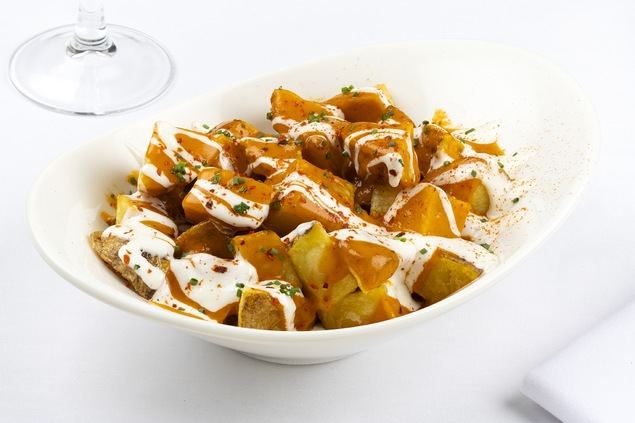 El mercado de la Reina 12 rinde homenaje a las patatas bravas