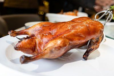 Pato Pekín asado con leña de frutas.