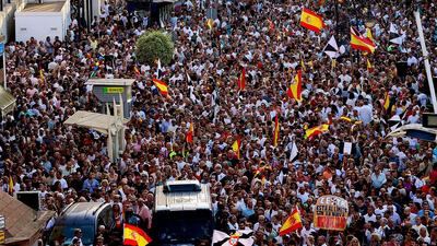 Miles de ceutíes se manifestaron ante la crisis migratoria bajo el lema 'Basta ya. Ceuta no se rinde'.