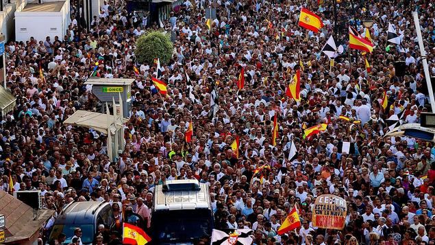 Miles de ceutíes se manifestaron ante la crisis migratoria bajo el lema 'Basta ya. Ceuta no se rinde'.