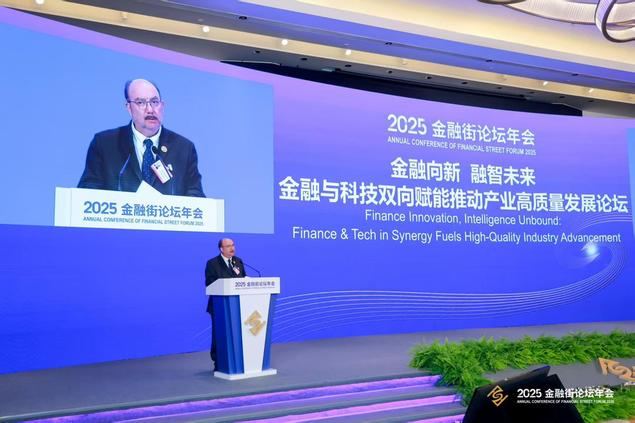 El periodista José Luis Barceló durante su participación en la Cumbre Anual 2025 de la Financial Street en Beijing.