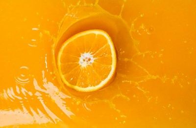 El zumo de naranja 100% exprimido preserva vitamina C, folato y potasio junto al perfil nutricional de la fruta