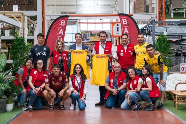 Representantes del A.D. Alcorcón y del equipo BAUHAUS en la presentación del acuerdo