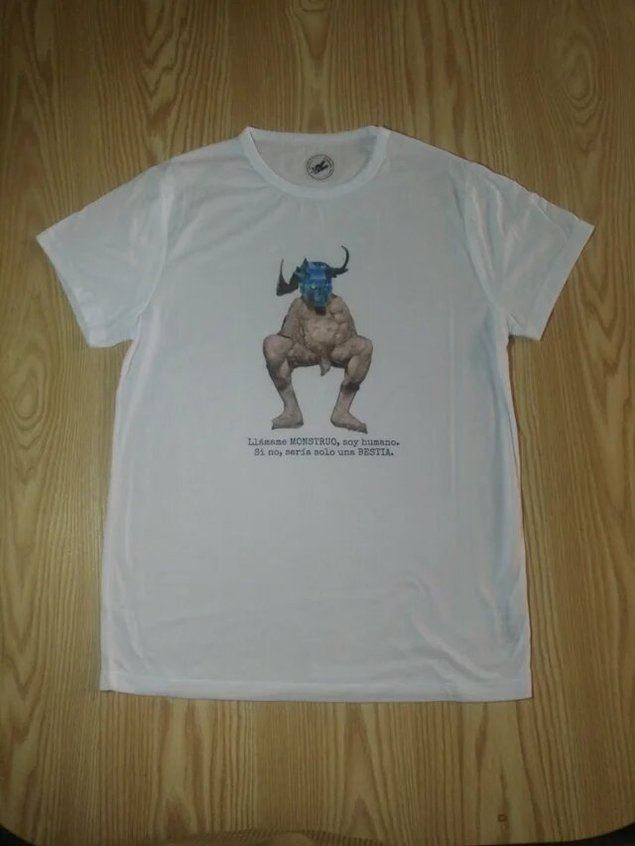 Venden camisetas gratuitas de la promoción del libro “He asesinado al Minotauro”