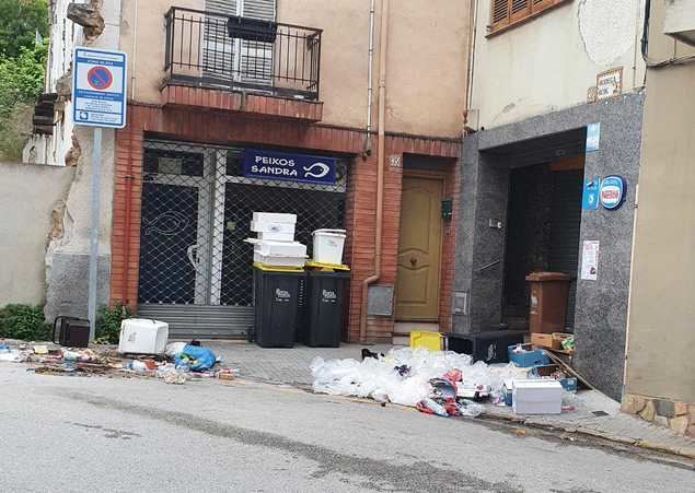 E Ayuntamiento de Corbera de Llobregat ha impuesto un sistema de recogida de basuras  ineficiente y que ha traído la suciedad y la basura acumulada en las calles del municipio. 