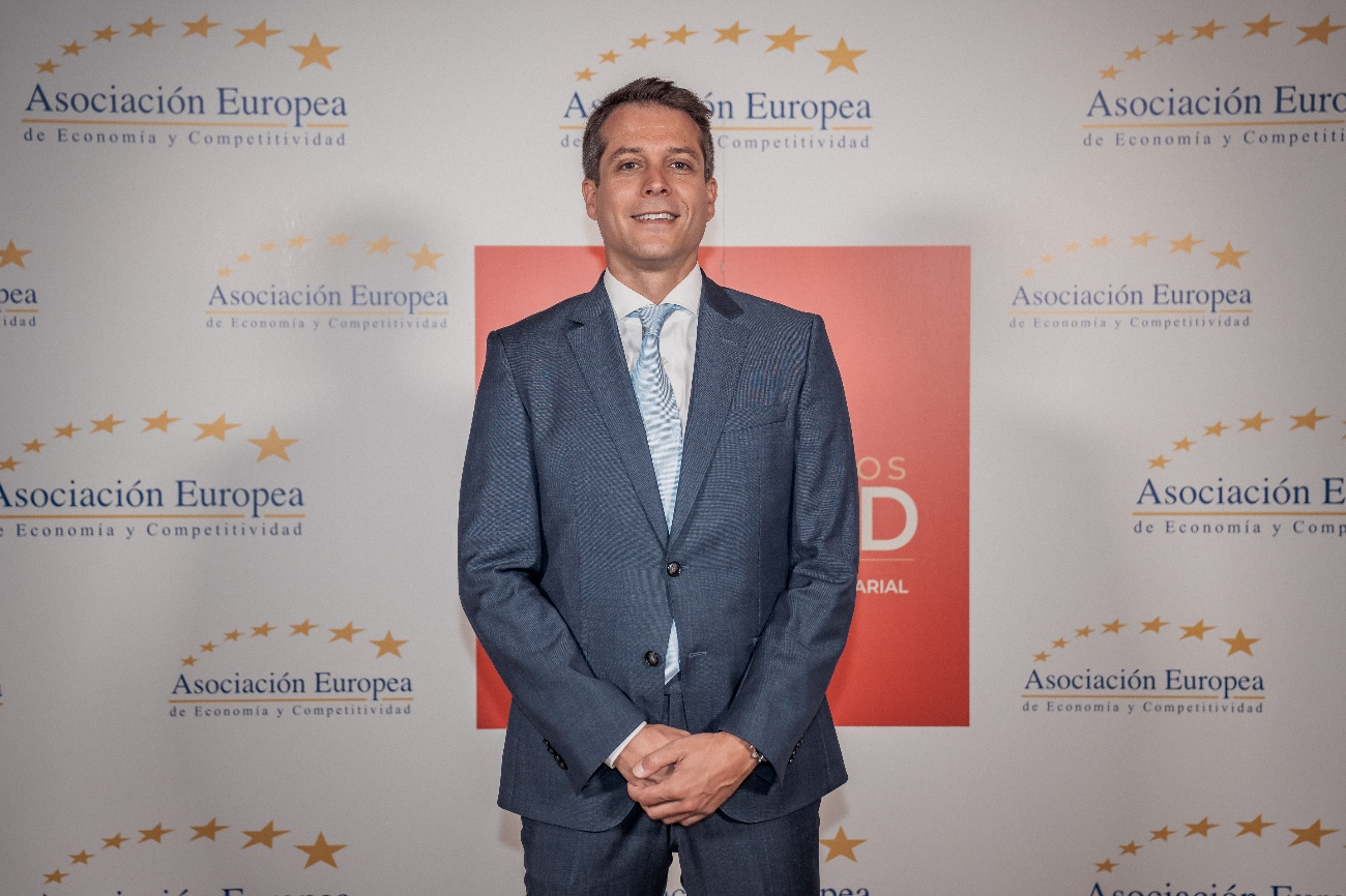 El Dr. Jorge Luis Garnier, al frente de Clínica Dental Garnier, posando en el photocall durante el encuentro.