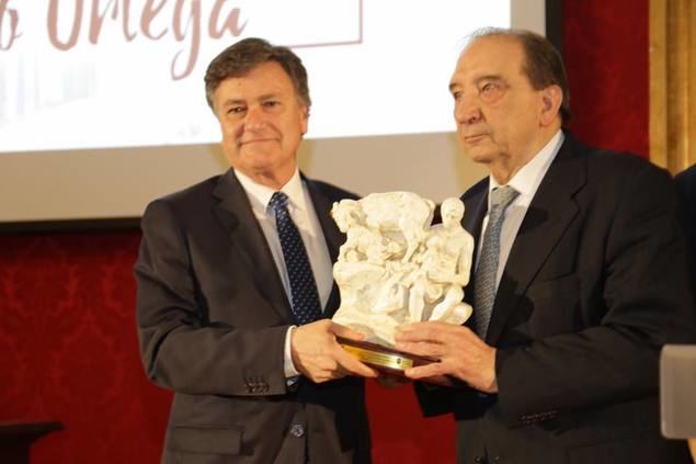 Rafael Calvo Ortega recibió en 2018 el Premio de la Diputación de Segovia por su magnífica trayectoria profesional y su destacada labor en la transición. Se lo entregó el presidente de la institución provincial y del jurado, Francisco Vázquez.