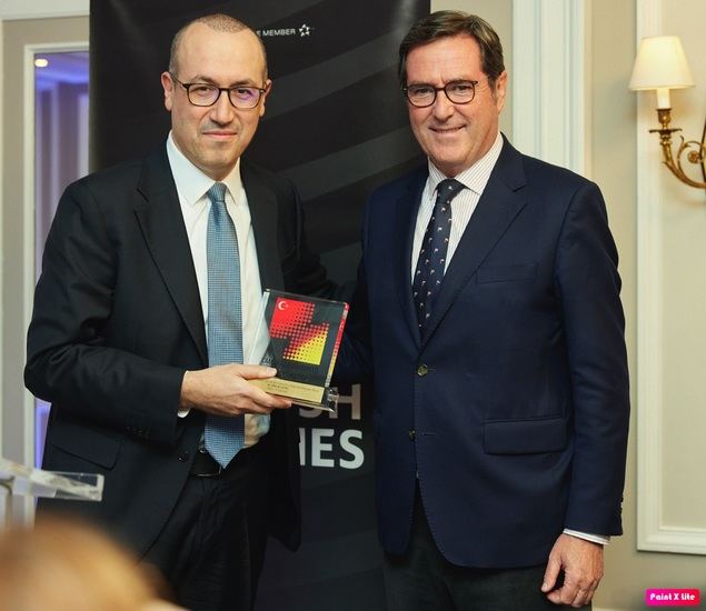 El consejero delegado de BBVA, Onur Genç, junto a Antonio Garamendi, presidente de la CEOE 