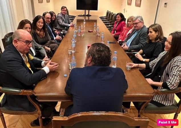 Raúl Ochoa con los procuradores de Madrid.