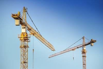 Las diferencias fundamentales entre las grúas torre y las grúas automontantes