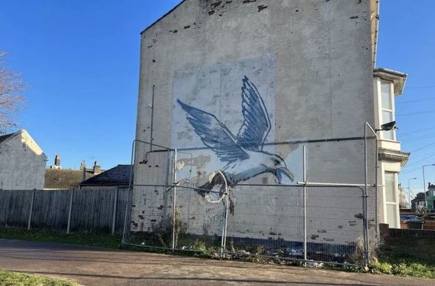 Los propietarios vallaron el muro a su costa... (Foto: © SuffolkLive)