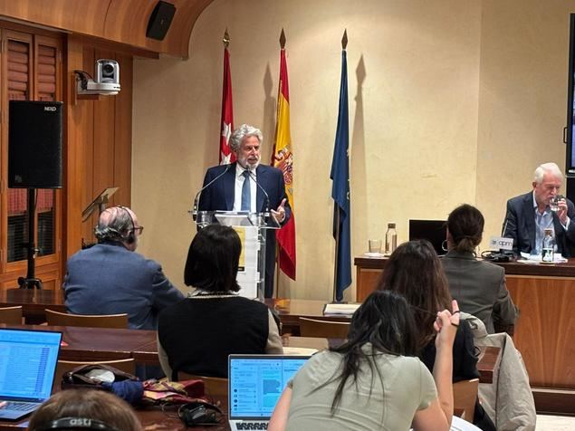 El letrado Robert Amsterdam durante un momento de su alocución ante la Prensa española. 