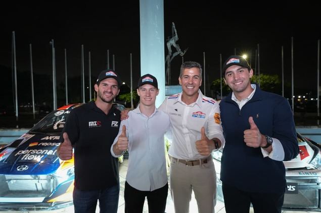 Santiago Peña con pilotos paraguayos.