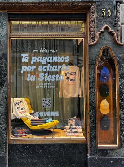 Una tienda de Madrid paga 300 euros por echarse una siesta en el escaparate